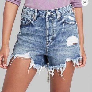 Women’s high-rise frayed hem jean shorts.